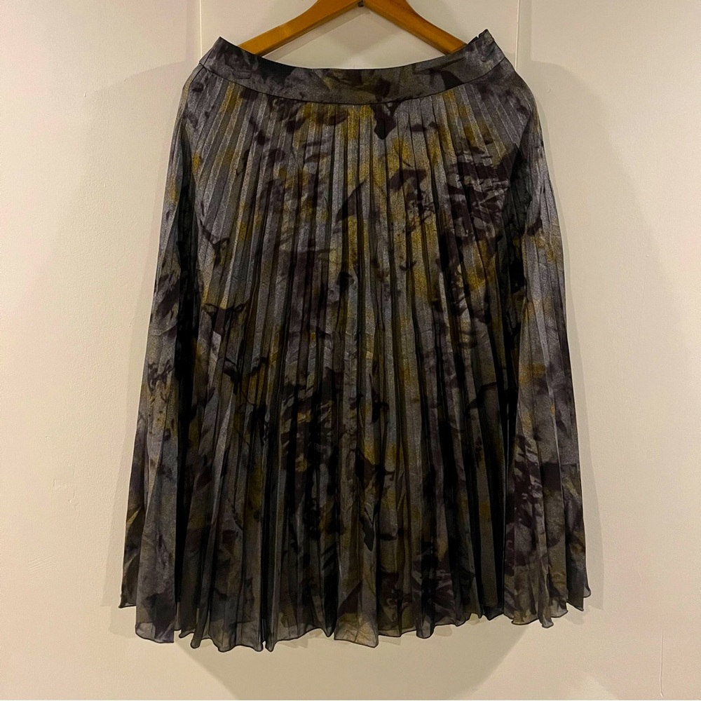 NWT Beautiful Pleated knee Length skirt from H&M
